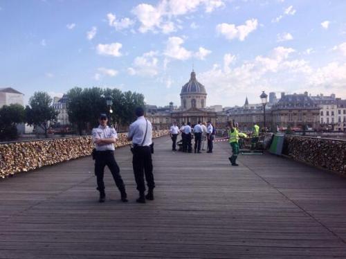 petite-madame: pawnr: untilyoufoundme: Breaking news from Paris! The Pont des Arts, famous because o