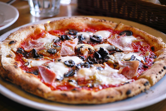 dietkiller:  pizza by Yamo_Tommio on Flickr. 
