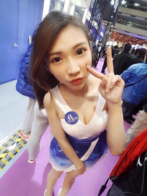 cutiespress: Mandy Chen Stunning PLAYSTATION booth girlWATCH HER LIVE