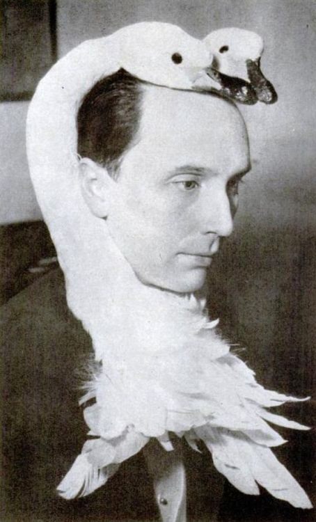 deaprojekt:  Sculptor Sforzino Sforza wears a two-headed swan to party, 1949  