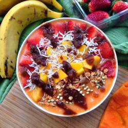 br-avo:  Today was this amazing bowl of just blended 👉🏻PAPAYA👈🏻, topped with strawberries, mango, coconut, muesli and of course some cacao sauce 👅💦 Smoothie bowl obsession is growing day by day 🙊💕 #lookatmyveganbreakfast