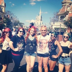 annasthesiaawful:  Happy #ManicMonday from #SGDisney ♥ @legoshelly @shortfusepinups myself @chrysissg @kushsuicide @sofillabeaveretta #SGRainbow #MagicKingdom ♥ photo by @sunniesunshine 