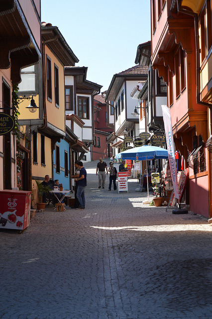 Cobblestone streets and ottoman houses in Odunpazarı / Turkey (by kursadtekoluk).