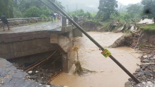 indigenous-caribbean: Jamaica facing severe flooding, communities fear displacementAnother bridge in Green River, Clarendon under threat. It’s main link between Frankfield and southern parts such as May Pen. Jamaica is currently suffering severe flooding