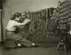 fckyeahnetart:’woman wiring an early ibm
