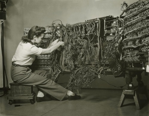 fckyeahnetart:’woman wiring an early ibm computer’Berenice...