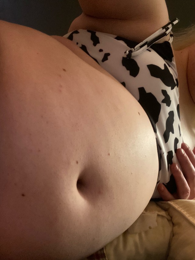 fufufeedee:I outgrew the bottoms so the cow print is kinda mismatched😳. Sorry If I’m getting too big, so many generous people have been feeding me lately. And I can’t stop eating no matter how full I am😓 even my desk chair is starting to dig