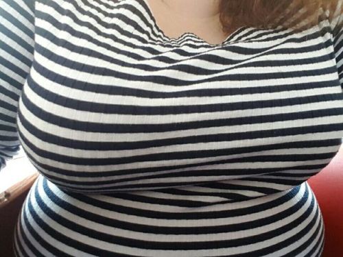 Jonge meid is trots op haar flinke stevige ronde borsten. Een paar foto&rsquo;s staan online.Wie zou