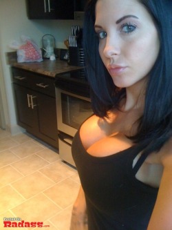 selfpic-babe:  Selfshot babe http://tinyurl.com/ks7ym5y  Sexy and beautiful