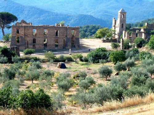 italian-landscapes:Campomaggiore vecchia (Old Campomaggiore), Basilicata, ItalyThe village was destr