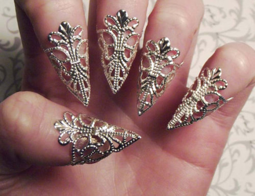 cherni-voron:If I never had to use my hands again, I would happily wear these beautiful filigree nai