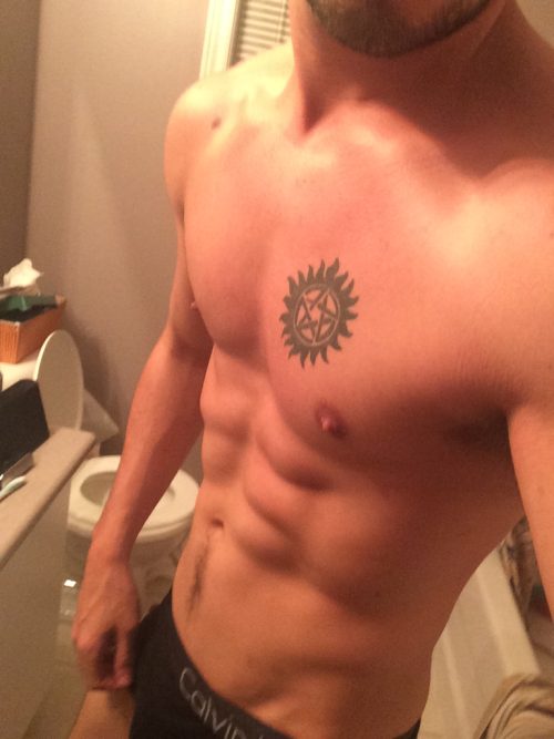 biblogdude:  straightdudesexting:  Straight Canadian stud  I’m down for some Straight Canadian cock. Bring it bro 