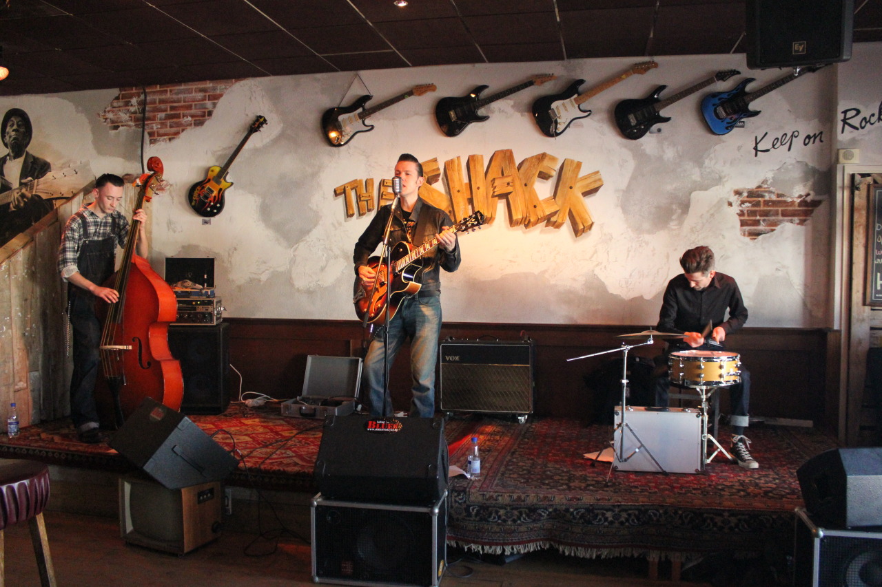whooptyfreakingdoo:  Sixteen and the Sidewinders live at the Shack! 
