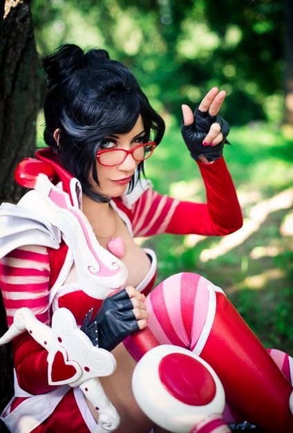 hentai-ass:  hentai-ass:  Heartseeker Vayne cosplay by Clodia Romero  I feel like this needs more attention, that’s a really on-point cosplay imo