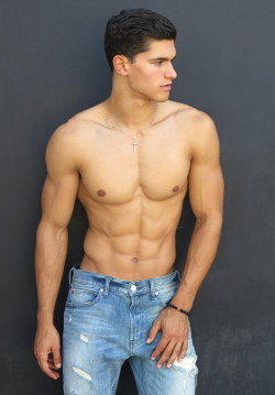 elispiritweaver:  Hot Dudes: http://elispiritweaver.tumblr.com