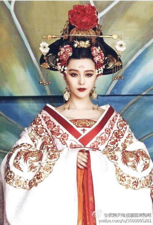 Costumes from The Empress of China, starring Fan Bingbing (Click to enlarge)The TV series is set in 