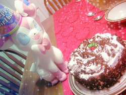 time to cut the cake ☆*:.｡. o(≧▽≦)o .｡.:*☆