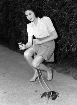 Nerval enthusiast Evonne Kummer with lobster at NY World Fair, 1940&rsquo;s.