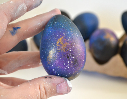 art-tension:   How To Make Galaxy  Easter Egg      Facebook        Happy Easter, bored pandas! Two days ago we posted a list of 20+ Creative Easter Egg Decoration Ideas and according to your votes the winner is “Galaxy Eggs” by Allison Murray