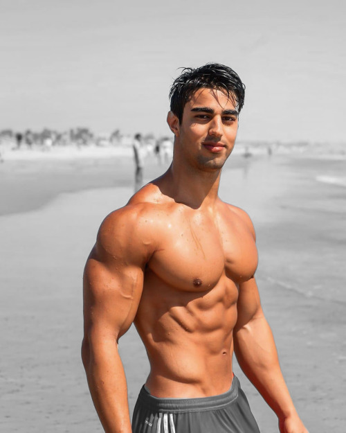 sixpackde:  https://www.tumblr.com/blog/sixpackde