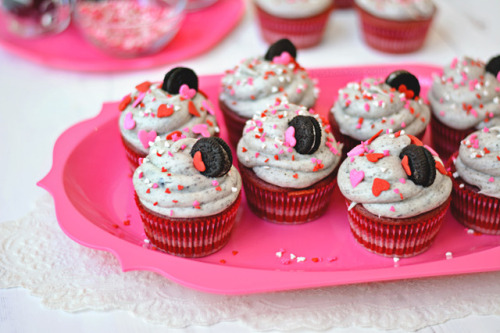 bethcakesblog:  Pink Velvet Oreo Surprise CupcakesY’all. I made a Valentine’s Day treat a decent amount of time beforeValentine’s Day. It’s a…View Post