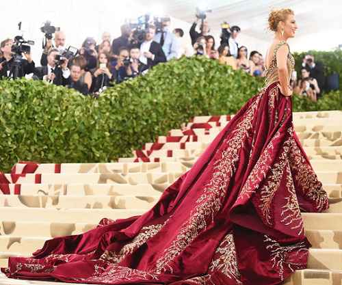 wesleygasm:Blake Lively in Custom Versace Embroidered Gown that took 600 hours to hand-create at the
