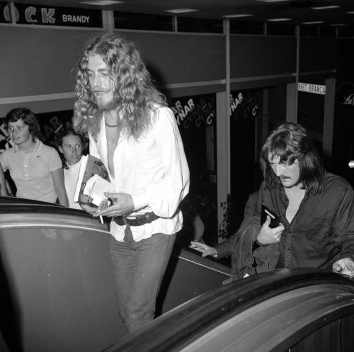 aluacrescente: Robert Plant and John Bonham - Aeroporto di Linate, 1971.