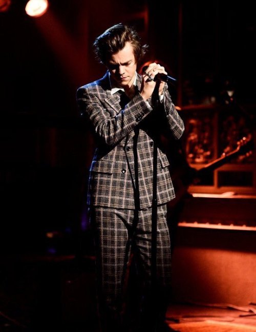 Harry performing on SNL.