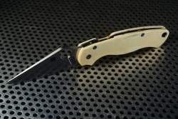 cuscadi:  Spyderco Paramilitary 2 with custom