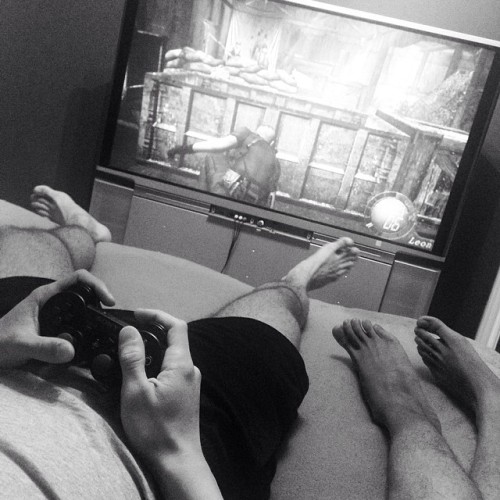 geekismos:  formyfeetlovers:  Our feet 👬👣🎮  Oh wow, hot 