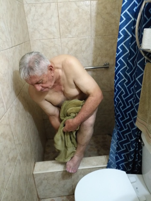 gopepiux69me:tomando una ducha apasionada con Don Lucho, que rico eres papito.
