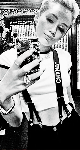 domaythang-deactivated20180917:  Miley using Chanel 