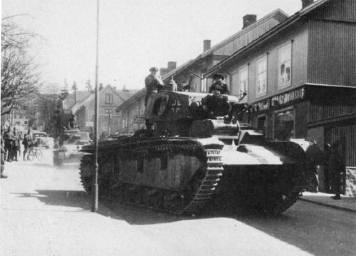 georgy-konstantinovich-zhukov:The Neubaufahrzeug tank was a rather imposing behemoth for its time, e