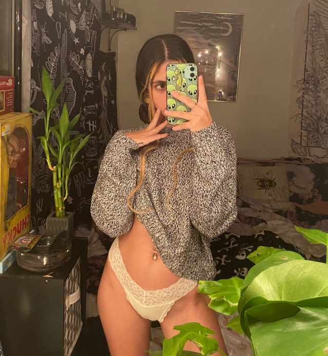 purple-aliens:yes I live in sweaters 🖤 adult photos