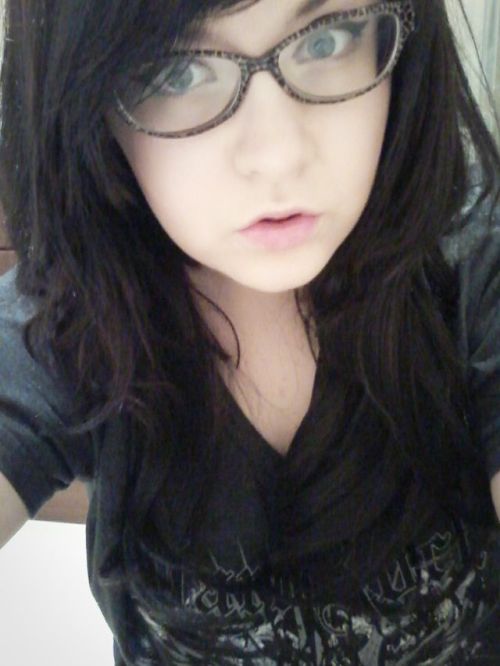 yungnoona:  eyeliner is rlly fucking hard when you wear glasses i’m sorry baekn0 i tried 