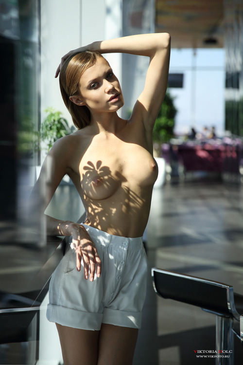 beautiful-tangerine2:  eroticwitch:  Photographer: Viktoria Dolc.  (via TumbleOn )  #hot #babe #blon
