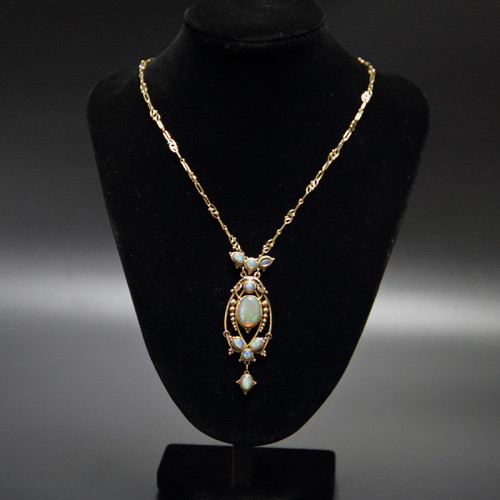 cair–paravel:Gold and opal necklace attributed to the Artificer’s Guild, c. 1900 (via). Okay, 