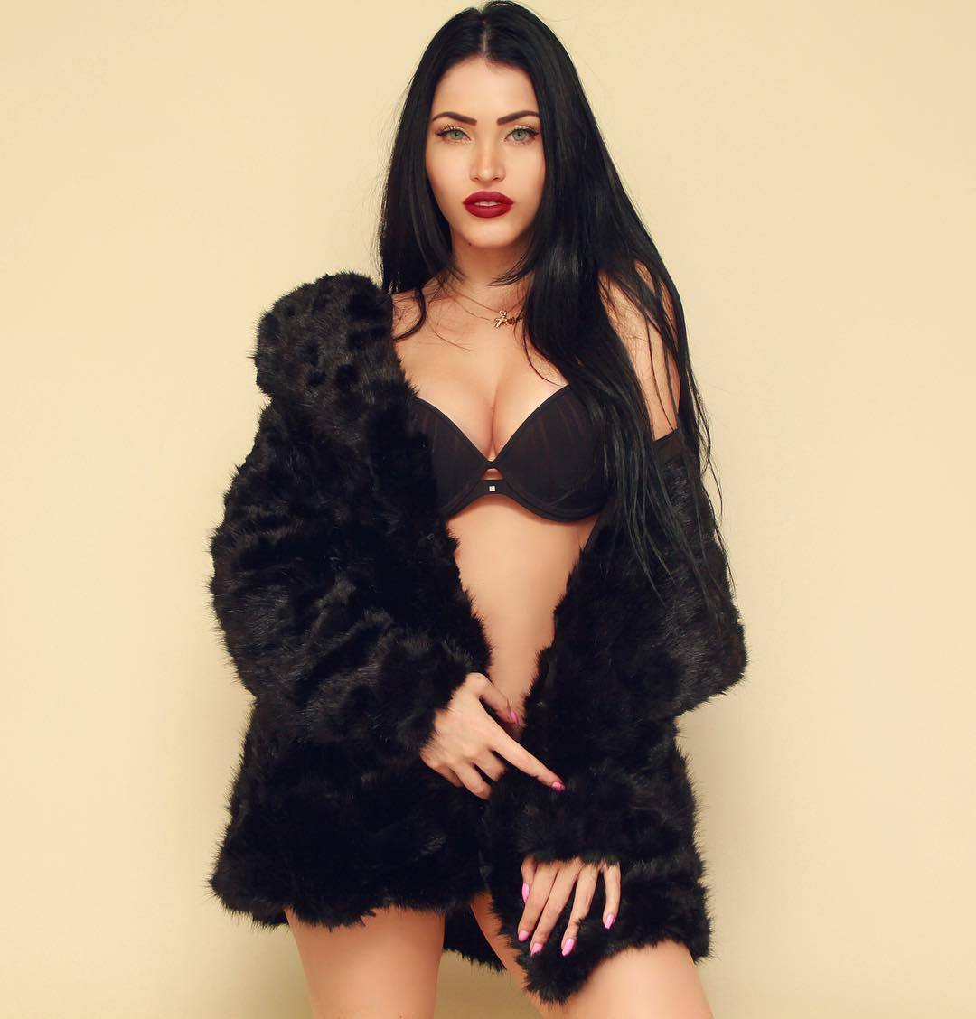 serresnews:   Claudia Alende is Brazilian model and instagram celebrity known to