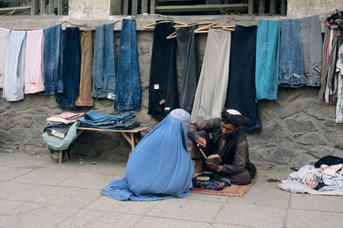  Reading portraits in Afghanistan by iconic photographer Steve McCurry. McCurry manages to tell a story with each portrait. A story of the people, the time, the country. He allows us to travel, discover and feel another reality. Another posts: India.