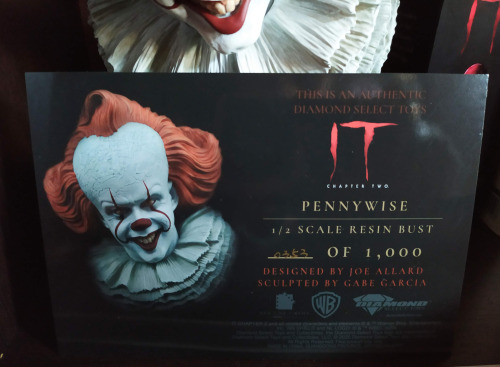 AAAAAAAAA I got my Diamond Select Pennywise bust! Way earlier than I expected it, too!His left eye&r