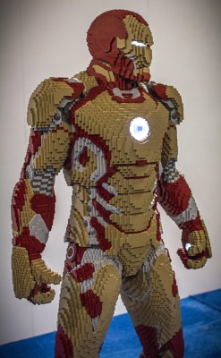 alwayshornyxoxo:  1los:  LEGO Iron Man and Superman Statues at Comic Con  holy crap :O this is awesome!  Really Nice&hellip;