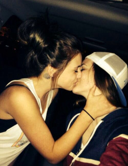 the-inspired-lesbian:  love & lesbians