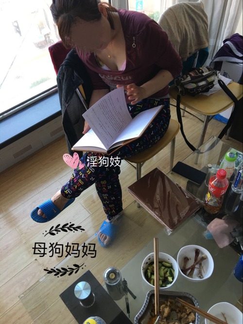 ccdjb: 骚母狗的妈妈，两个房子照的，奶子比母狗大多了，没事瞎拍的，在家穿的非常骚，从来不注意，估计我的母狗就遗传她了，而且她还有自己的自慰器噢，骚不骚可以自己看，纯正的熟女，熟女，胸罩内裤都特别