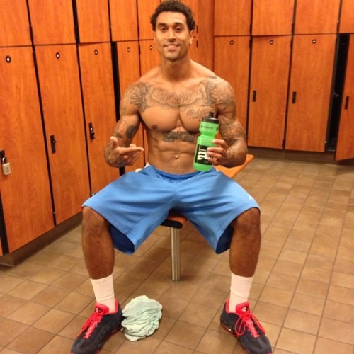 savvyifyanasty:  blakyokojones:  Kevin Thomas    > sexy af 