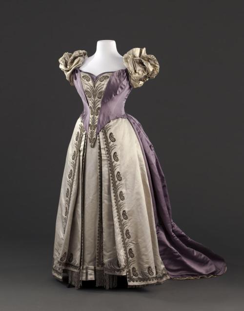 fashionsfromhistory:Robe à transformationHouse of Worth1885-1890Palais Galliera