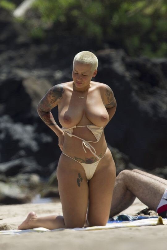 couplelookingforher2:  jonathan296:  celebrixxxtiez:  Amber rose  Amber Rose naked