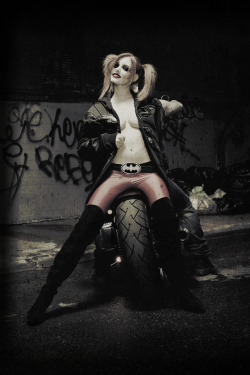 pigtailsperv:  Of course I love Harley Quinn.