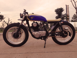 garageprojectmotorcycles:  Mahatma from Besi Moto in Indonesia sent me some pics of their latest Kawasaki KZ200 build. Great colour combination and loving that headlight. What do you guys think? 