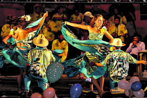 O carimbó é uma dança de roda do litoral do Pará, no Brasil. O nome também se aplica ao tambor utili