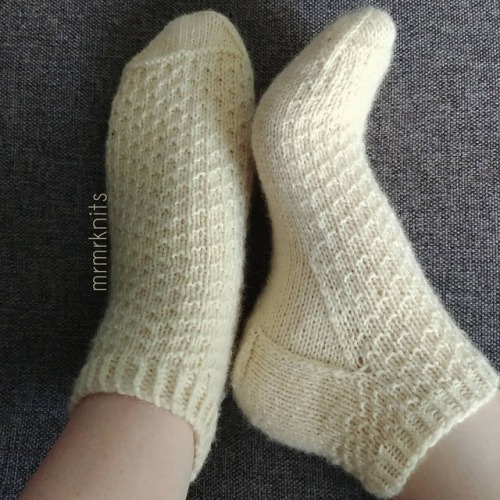 I started these in January, finished a week ago… Talk about lazy. For myself for once! 100% wool, fo